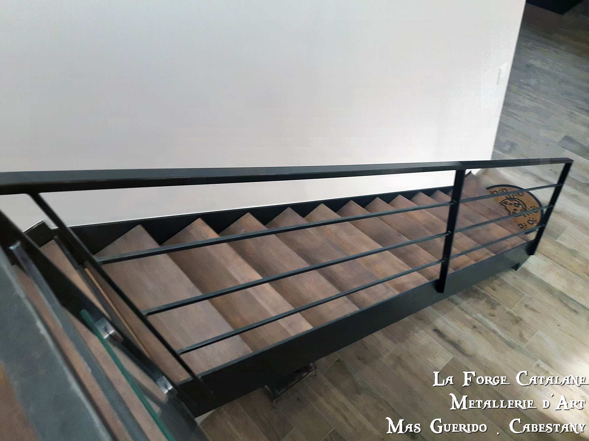 Escalier 2 quart tournant marches bois rampant lisses horizontales main courante en fer tube rectangulaire forge catalane.jpg